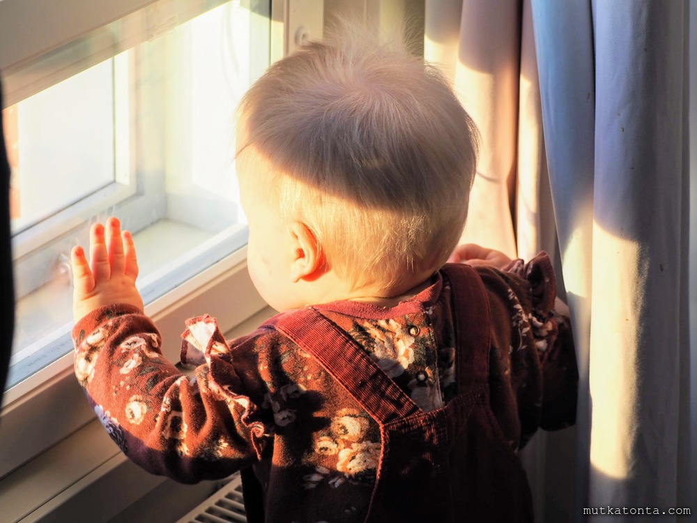 Korona virus hamstraus - Vauva katsoo ikkunasta