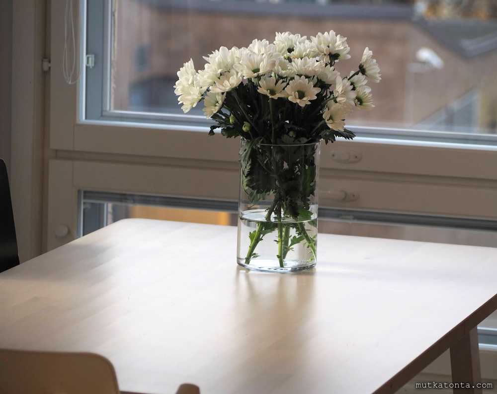 ONNI kotisiivous kokemuksia - Puhdas pöytä ja kukkia