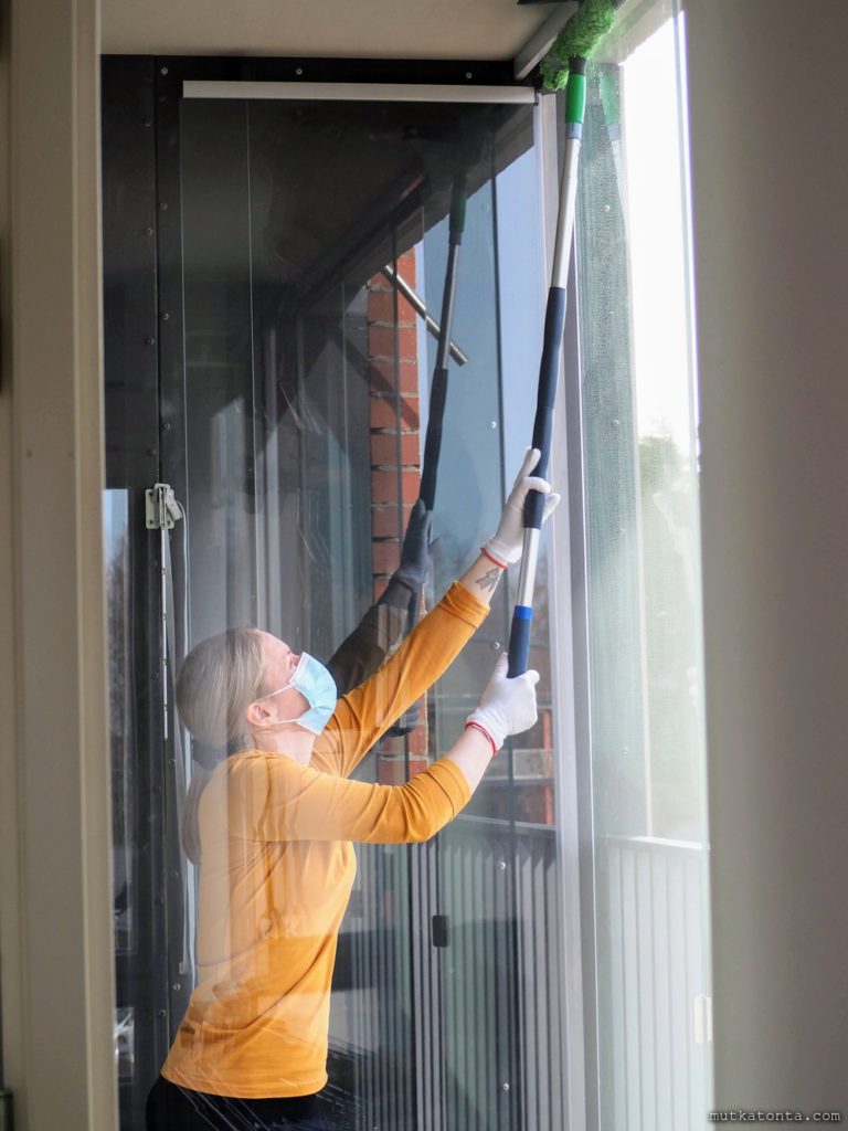 Ikkunanpesu Tampereella: ONNI kotisiivouksen työntekijä pesee parvekelaseja