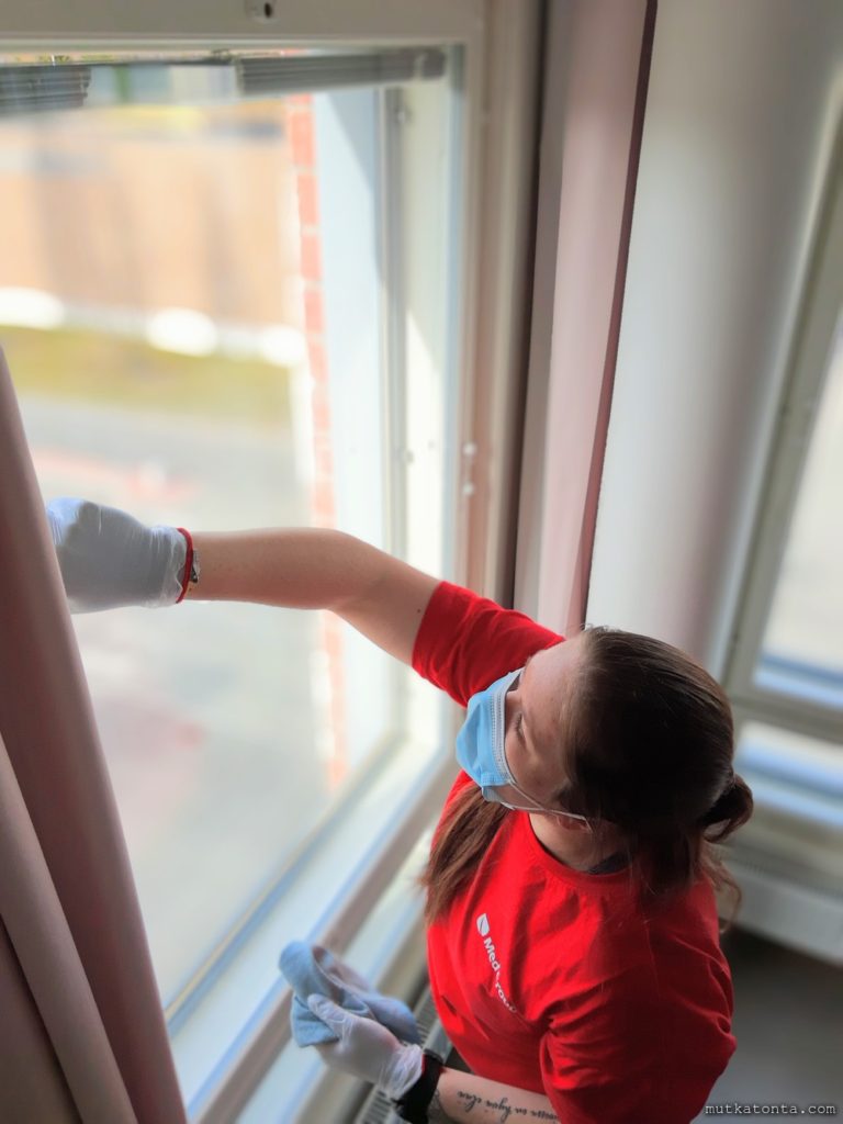 Ikkunanpesu Tampere: ONNI kotisiivouksen työntekijä pesee ikkunaa