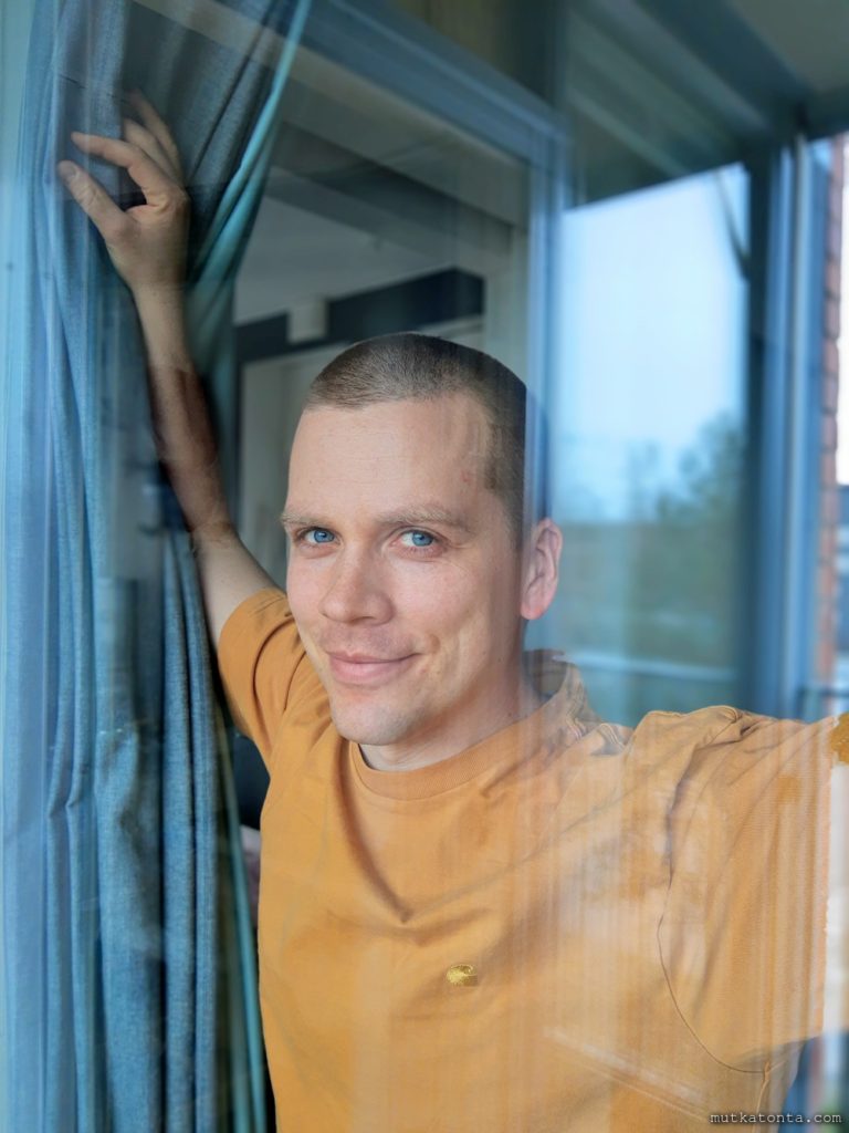 Markus katsoo puhtaan ikkunan läpi